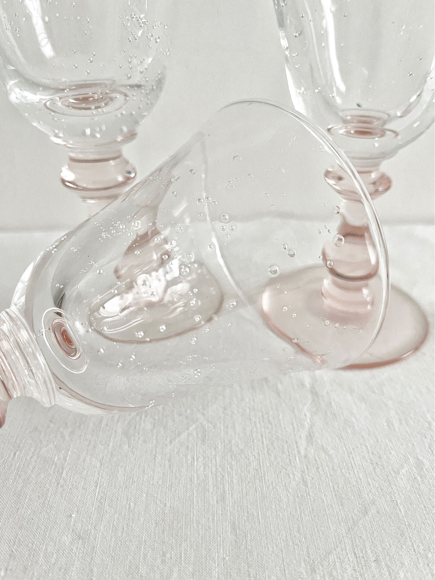 4 verres à vin pied rose en verre bullé vintage