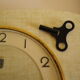 Ancienne pendule avec clef, revêtement formica au design géométrique- MC France-Années 60/70