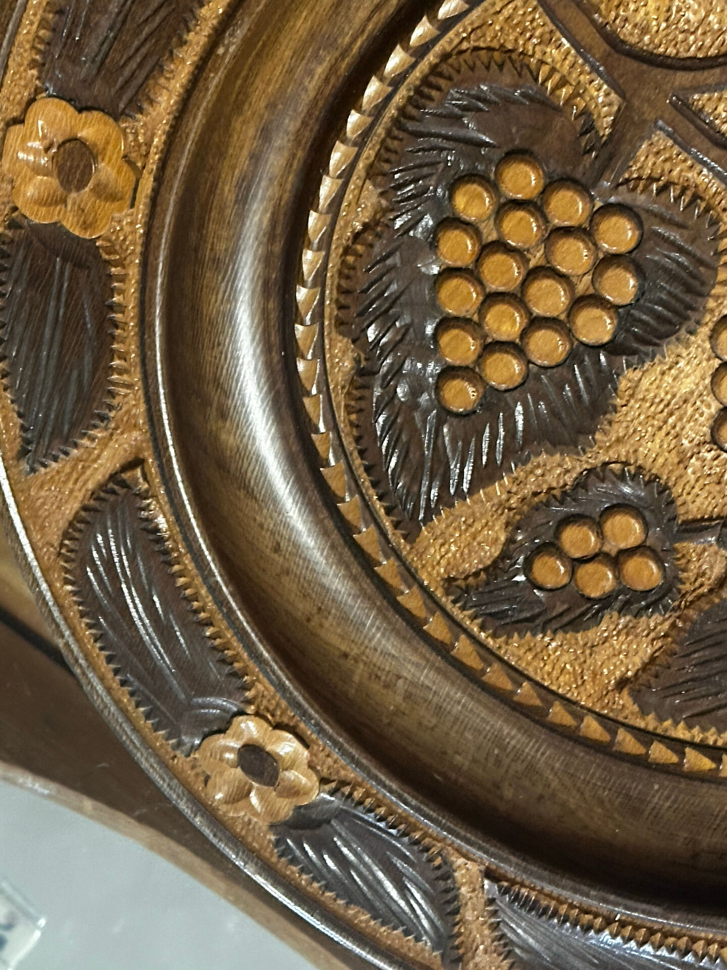 Carved wooden fruit bowl – Centrepiece with grape decoration