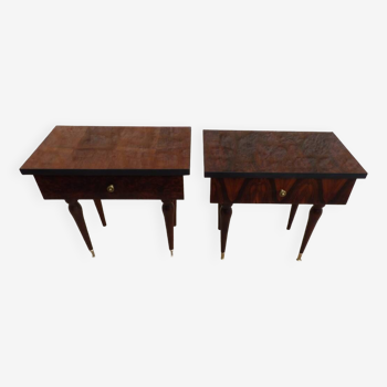 2 Tables de chevet typique des années 50 en bois vernis de teinte acajou.