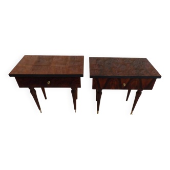2 Tables de chevet typique des années 50 en bois vernis de teinte acajou.