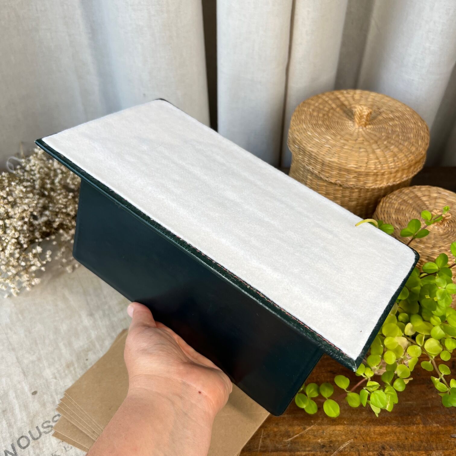 Range-courrier en cuir