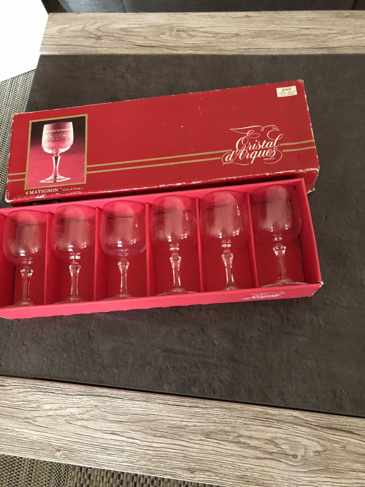 Ensemble de 24 verres en cristal d'Arques gravés modèle Matignon