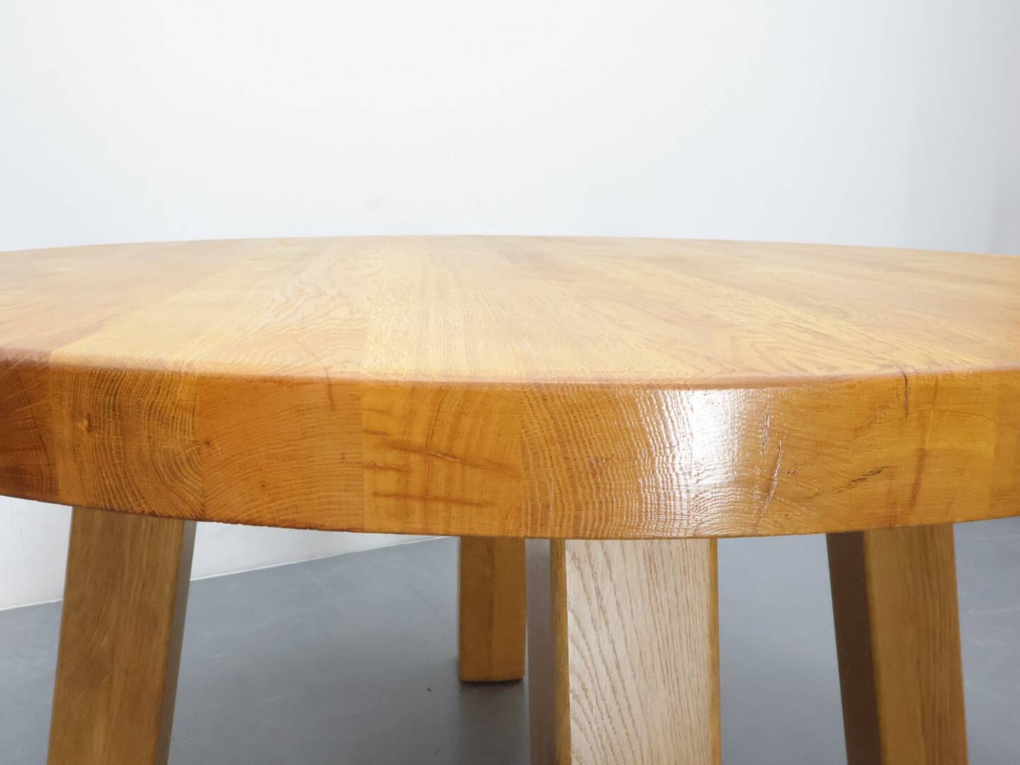 Brutalist eettafel massief eiken rond model