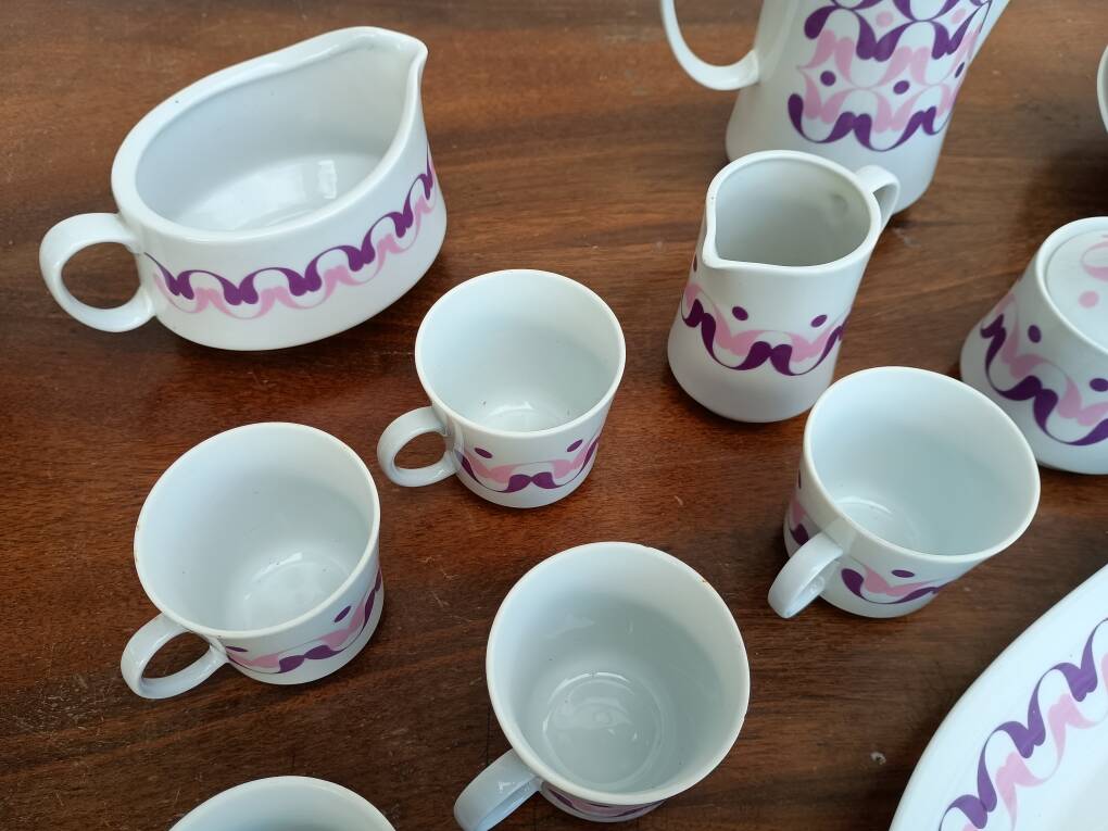 Alfoldi porcelain coffee service and serving dishes, 14 pieces, circa 1970.