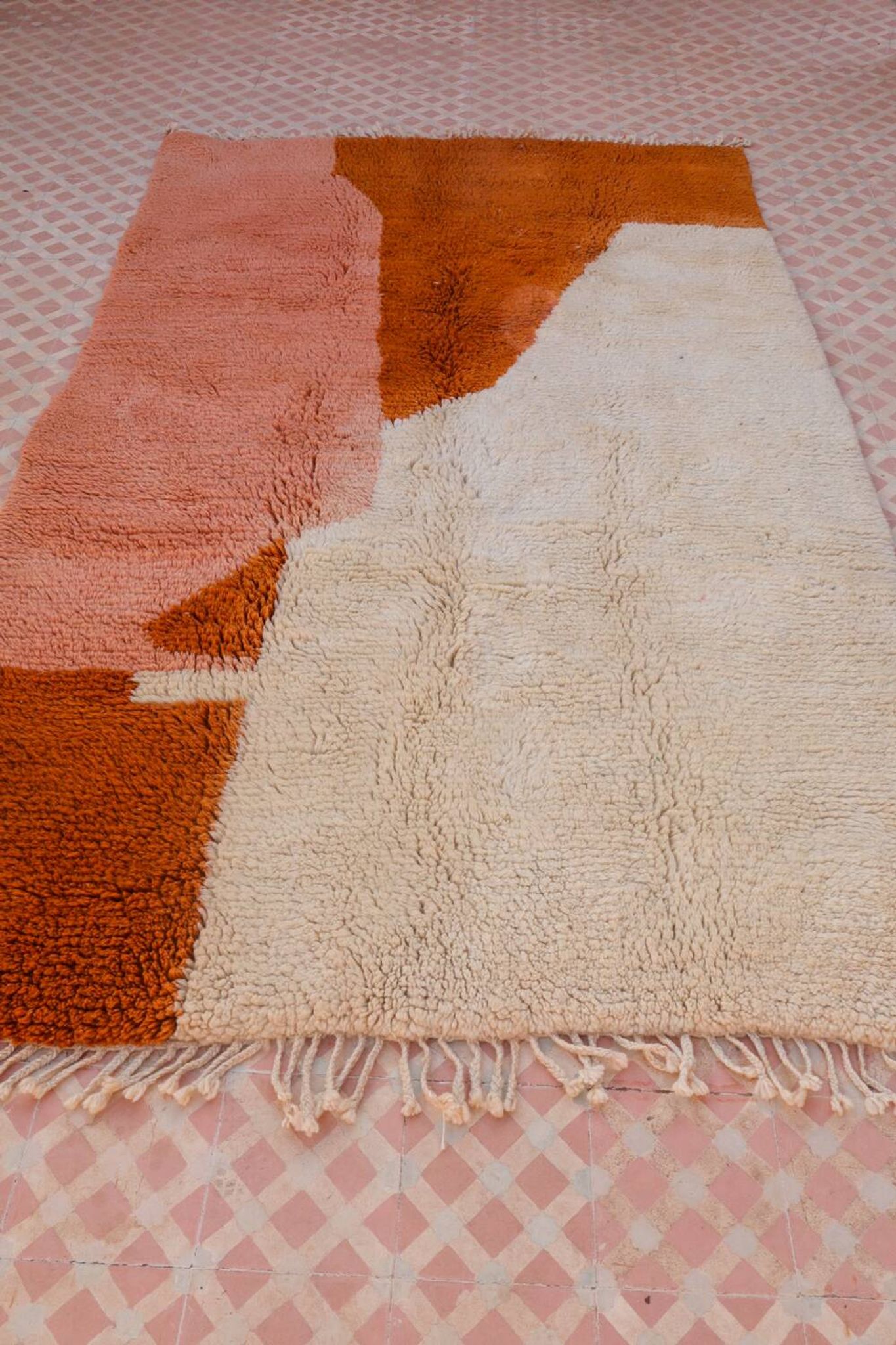 Tapis berbère Azilal terracotta et pêche moderne