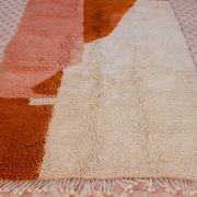Tapis berbère Azilal terracotta et pêche moderne