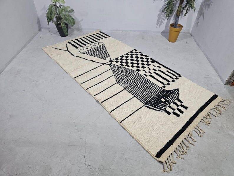 Handmade pure wool rug in black and white, size 150 x 250 cm.