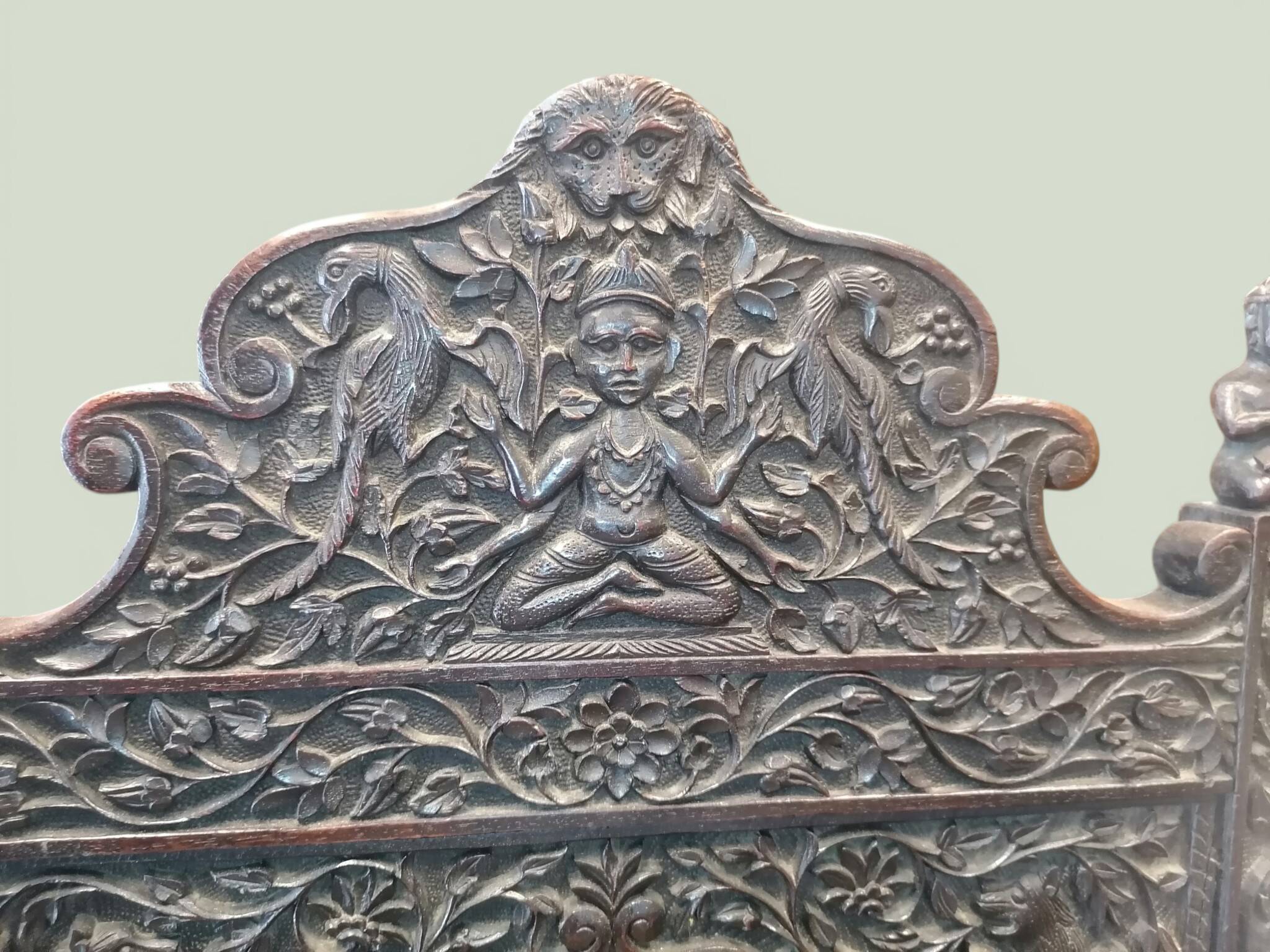 Indian throne chair in carved red wood - Buddhist / Hindu.
