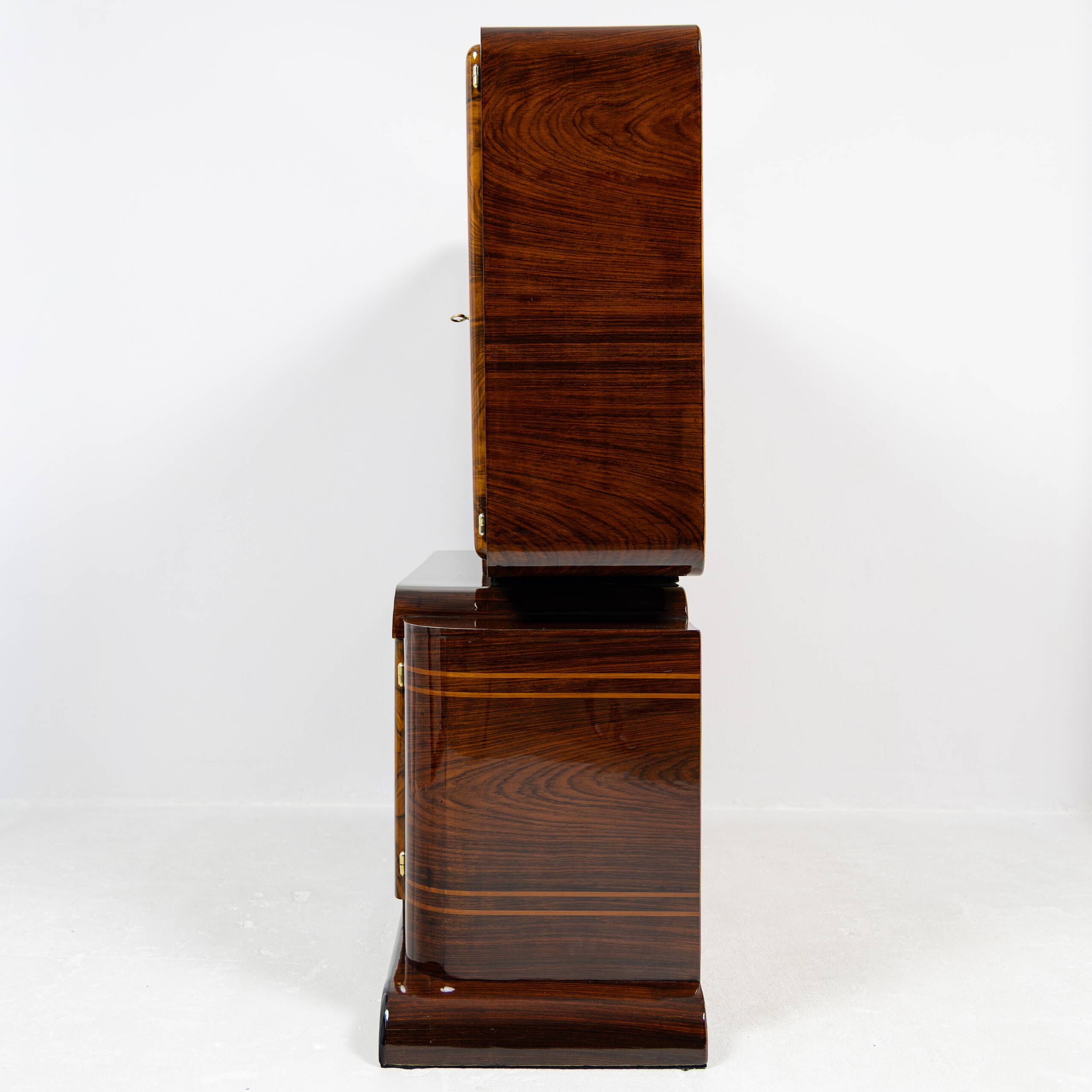 Buffet vitré asymétrique Art Déco en noyer et palissandre - 1925-1939