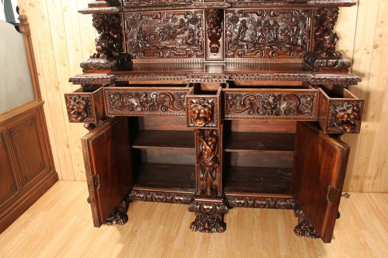 Important Renaissance-style walnut buffet from the 19th century.