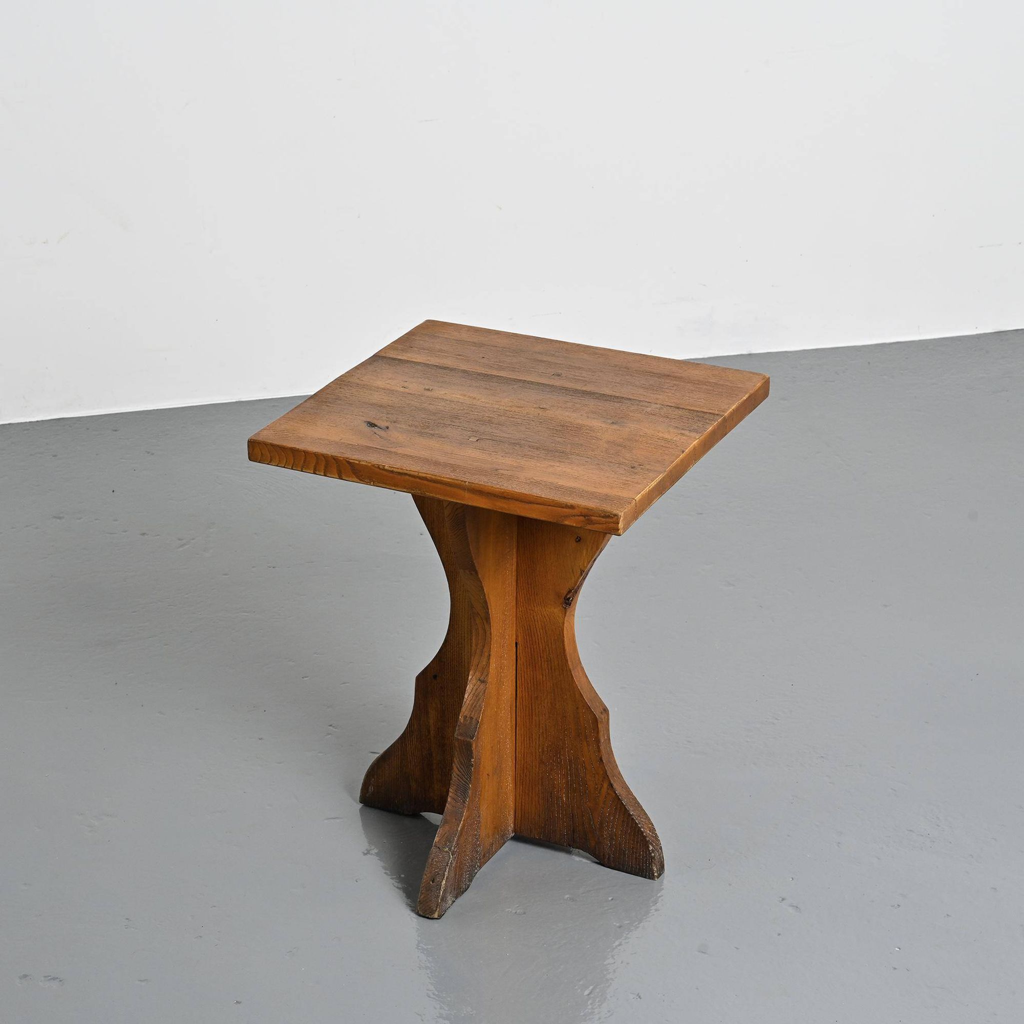 Paire de tables d'appoint en pin massif, Alpes françaises, vers 1970