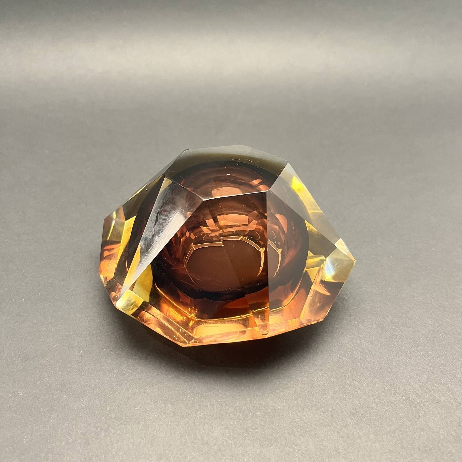 Cendrier en verre à facettes attribué à Seguso, Murano, Italie, années 1970