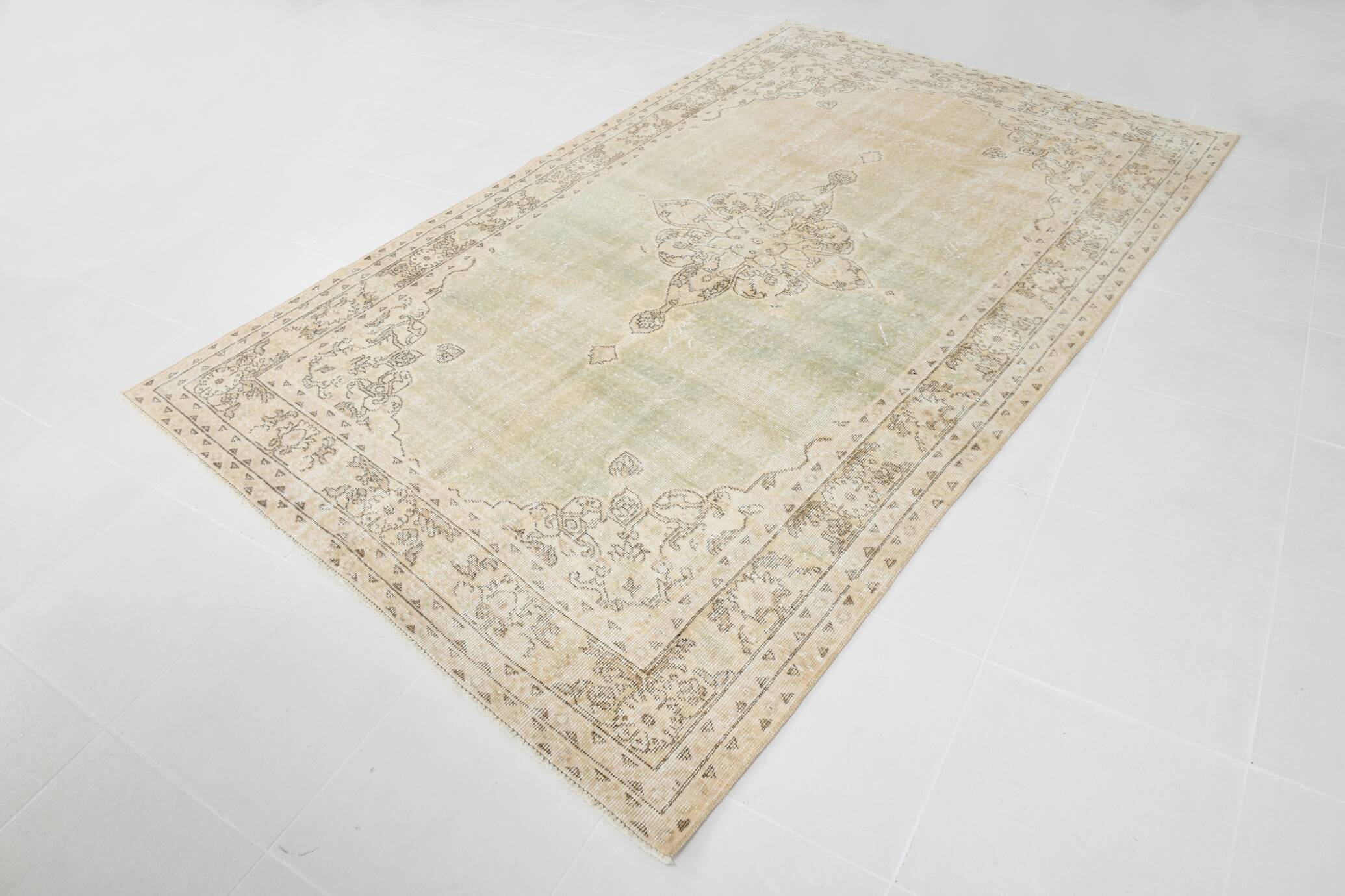 Tapis Anatolien Vintage Fait Main en Laine, Tons Vert Pâle, Beige, Ivoire