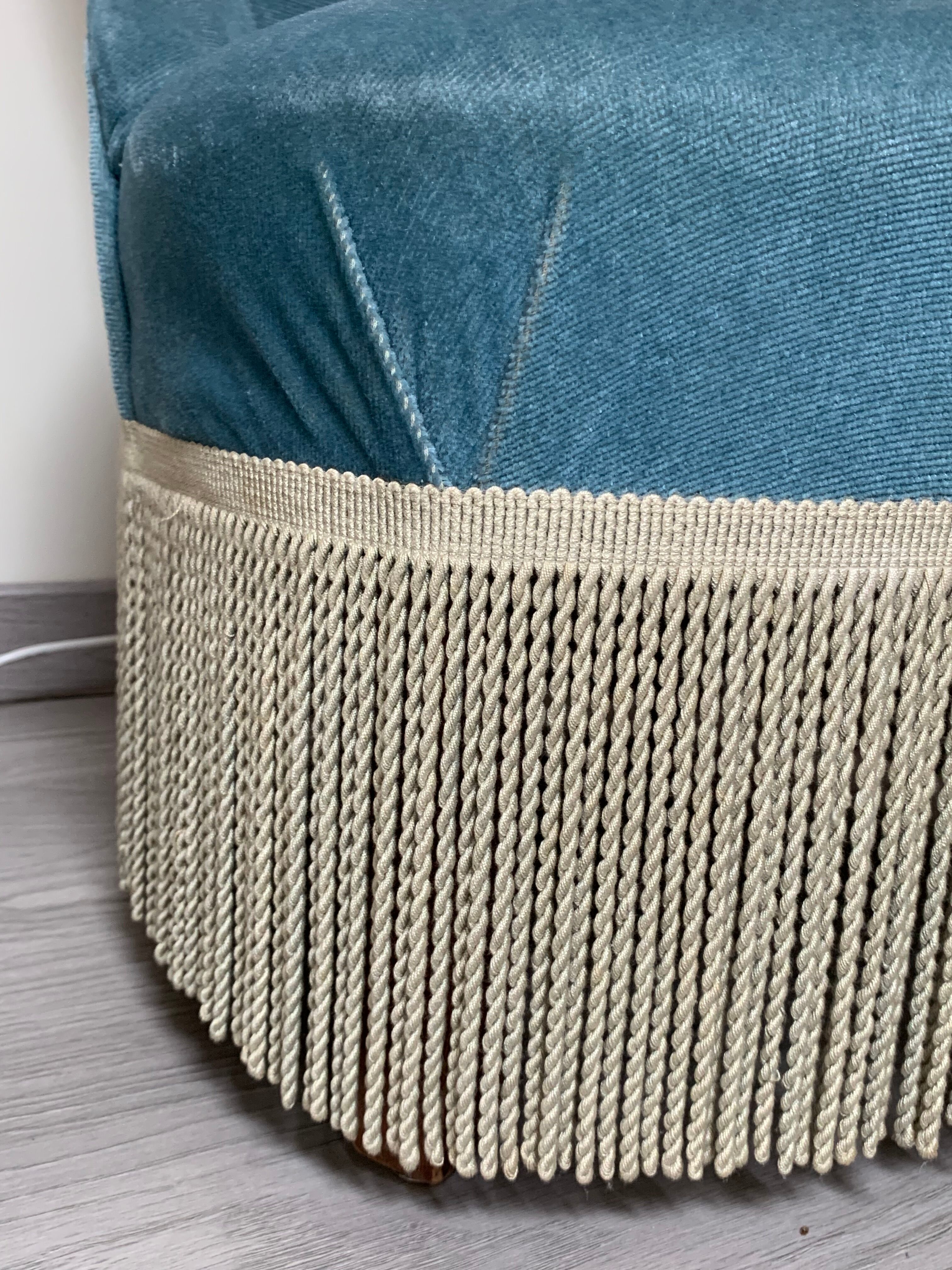 Paire de fauteuils crapaud velours bleu 1970