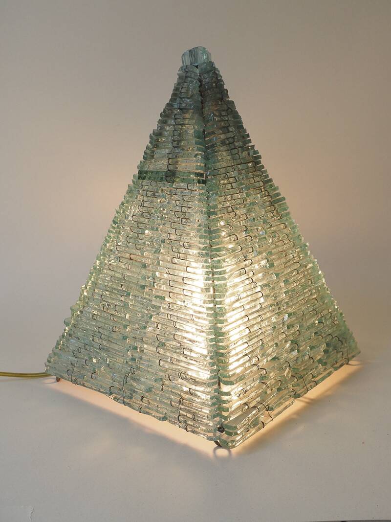 Large vintage pyramid lamp in metal and glass – Sculptural design from the year