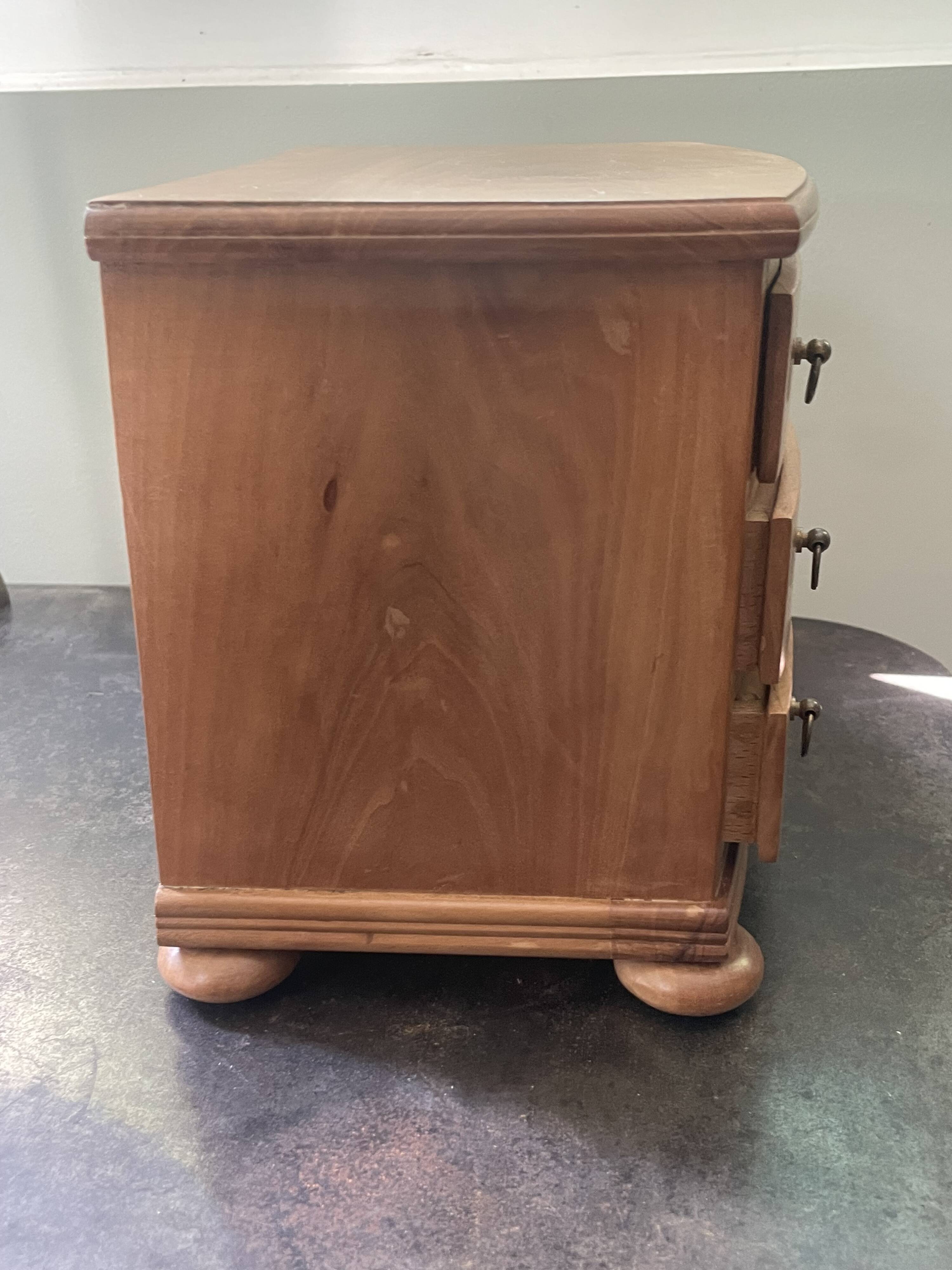 Doll's chest of drawers in blond wood with brass handles