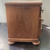 Commode de poupée en bois blond poignées en laiton