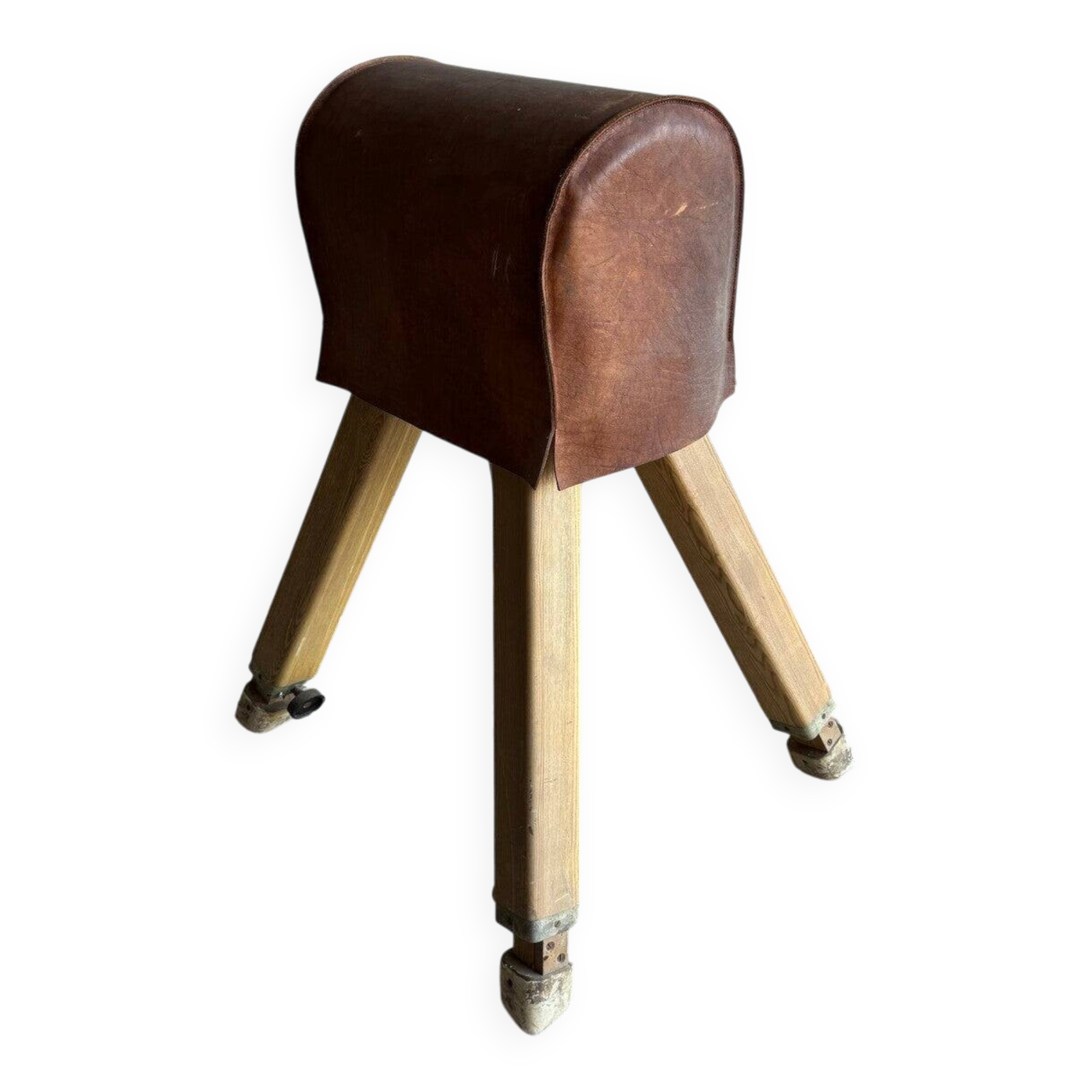 Cheval d'arçons belge vintage des années 1960 — coffre en cuir marron sur pieds en bois naturel