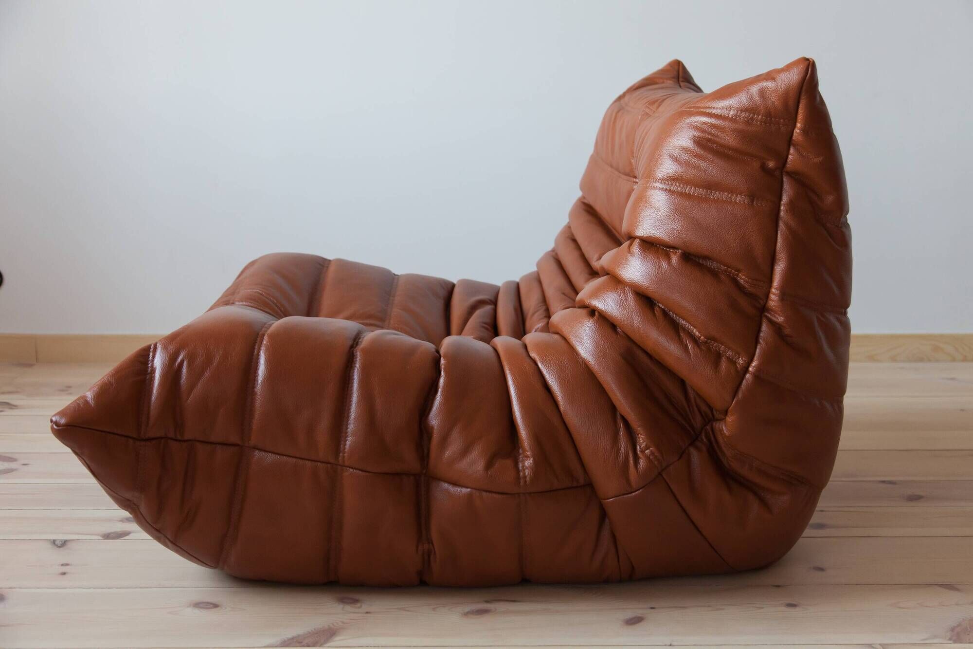 Ensemble Togo de canapé 2 places, fauteuil et pouf en cuir marron whiskey.