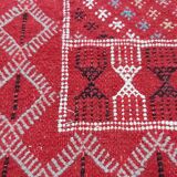 Tapis rouge à motifs berbères fait main
