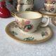 Tasses HB Henriot Quimper en grès, décor floral peint à main
