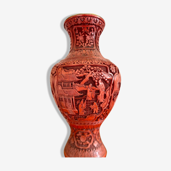 Vase asiatique en métal et résine rouge