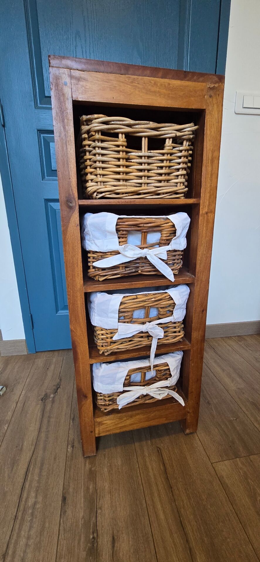 Chest of drawers / Wooden storage column with 4 wicker baskets very