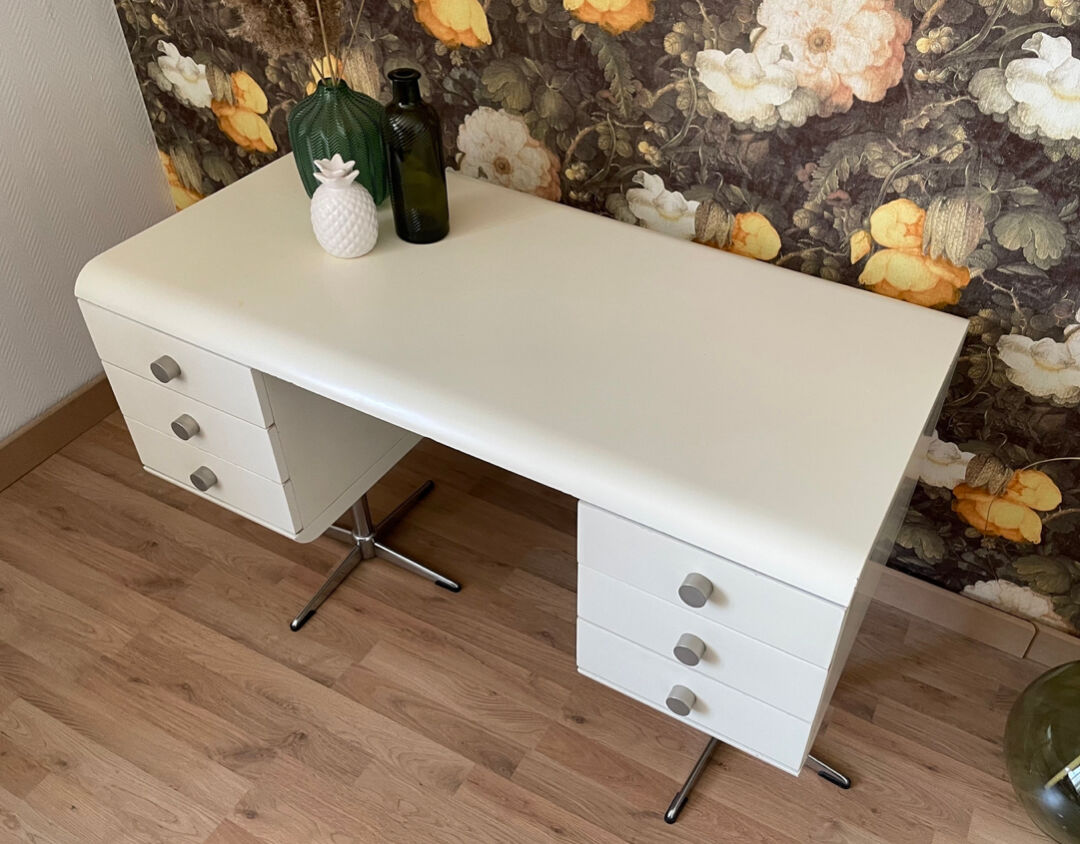 White laqué desk, year 70