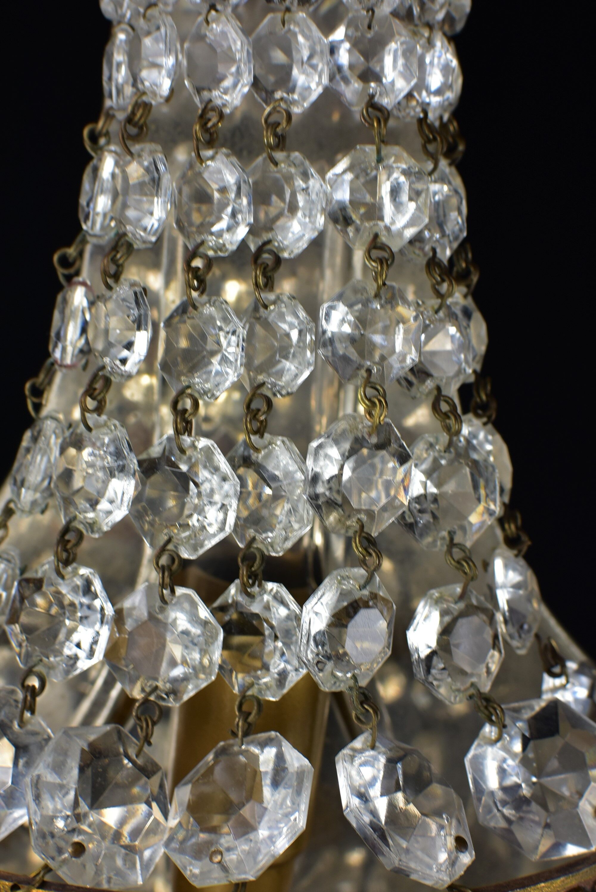 Applies glass tassels.