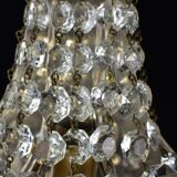 Applies glass tassels.