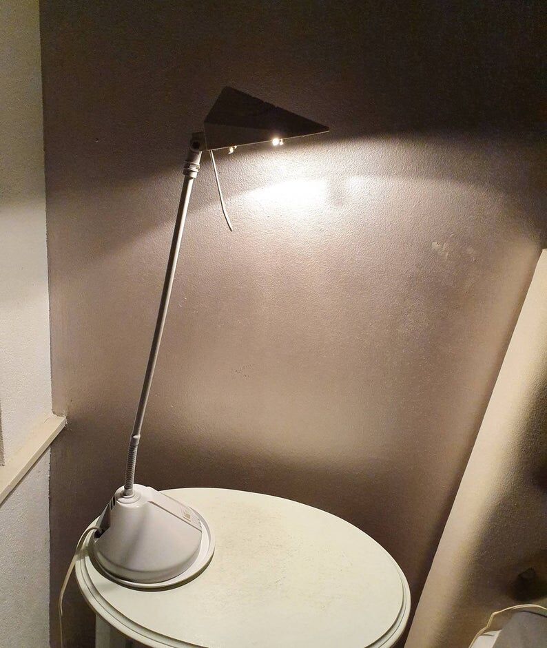 Vrieland white metal vintage desk lamp