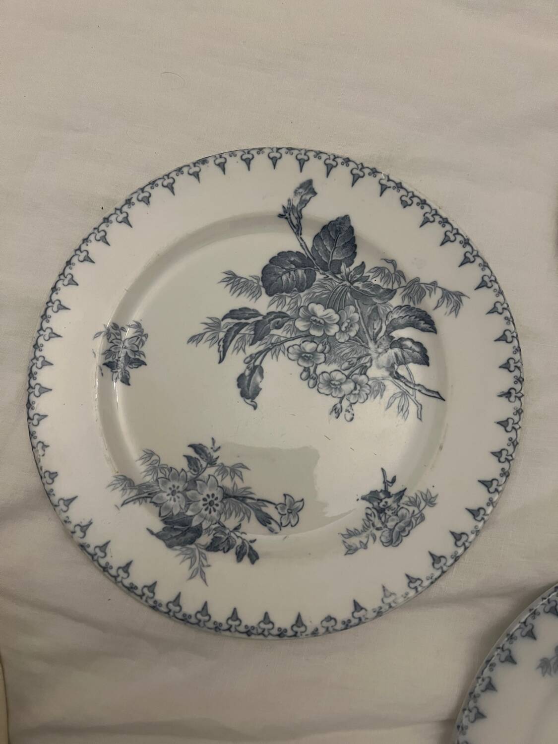 3 flat plates in Sarreguemines iron clay model Flore