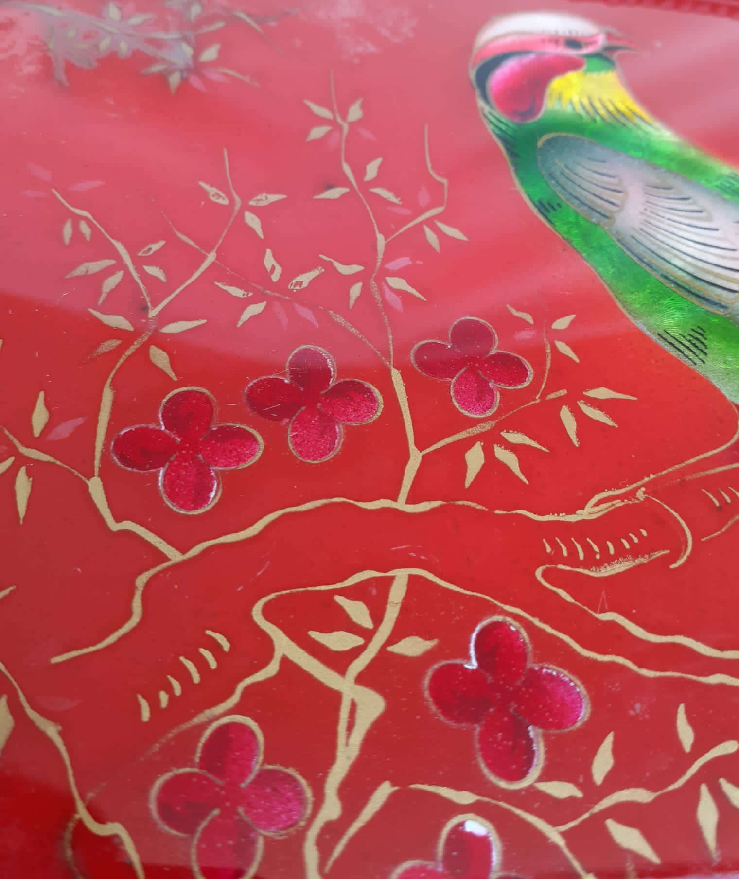 Plateu fixed under glass