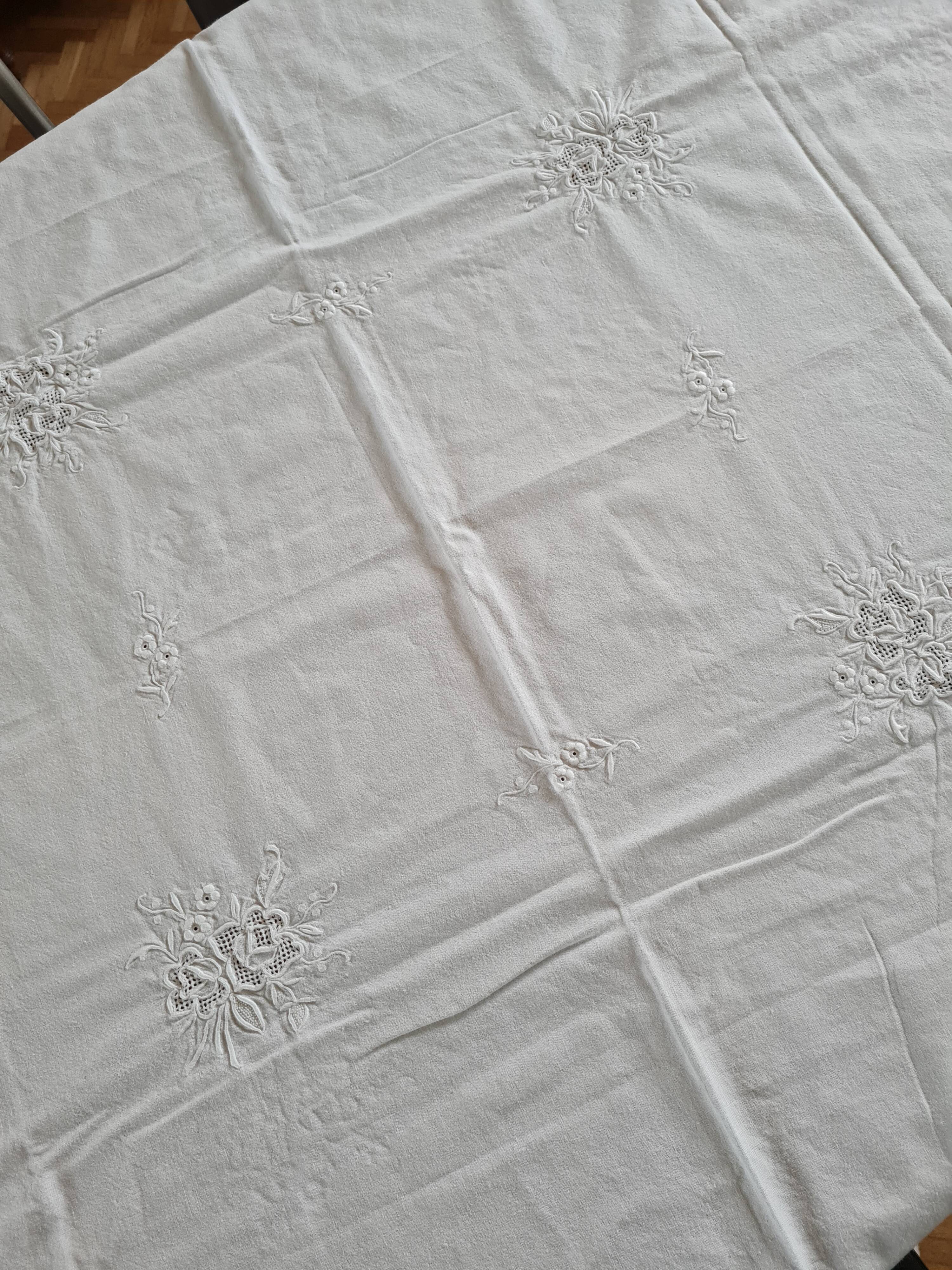 White embroidered tablecloth and 6 matching napkins