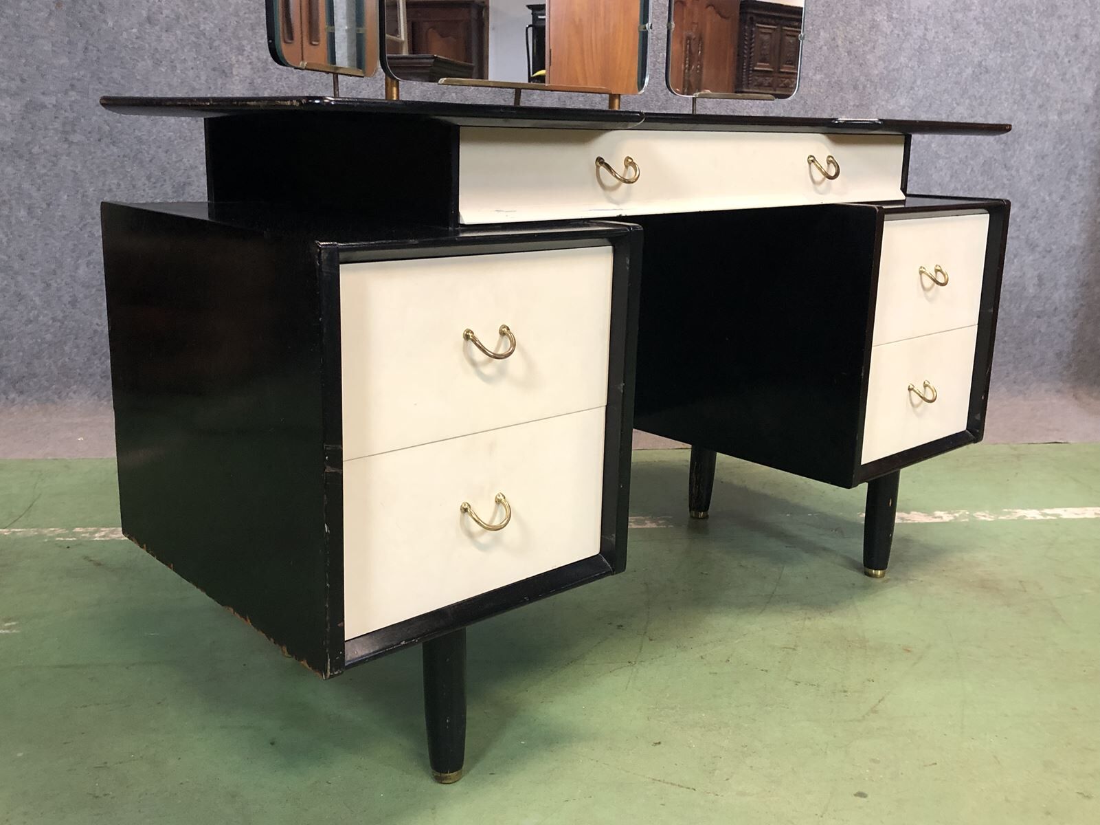 Hairdresser G Plan 70s - black and white patina