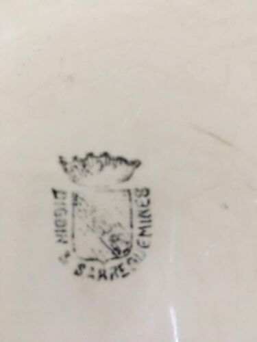 2 assiettes anciennes en barbotine signées Digoin Sarreguemines, numéro en creux