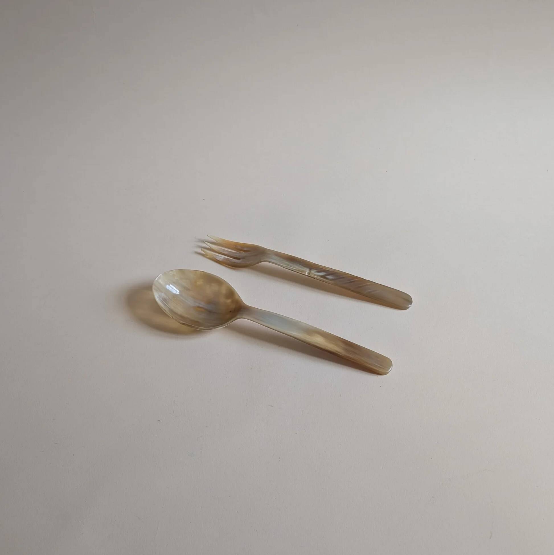 Horn serving cutlery