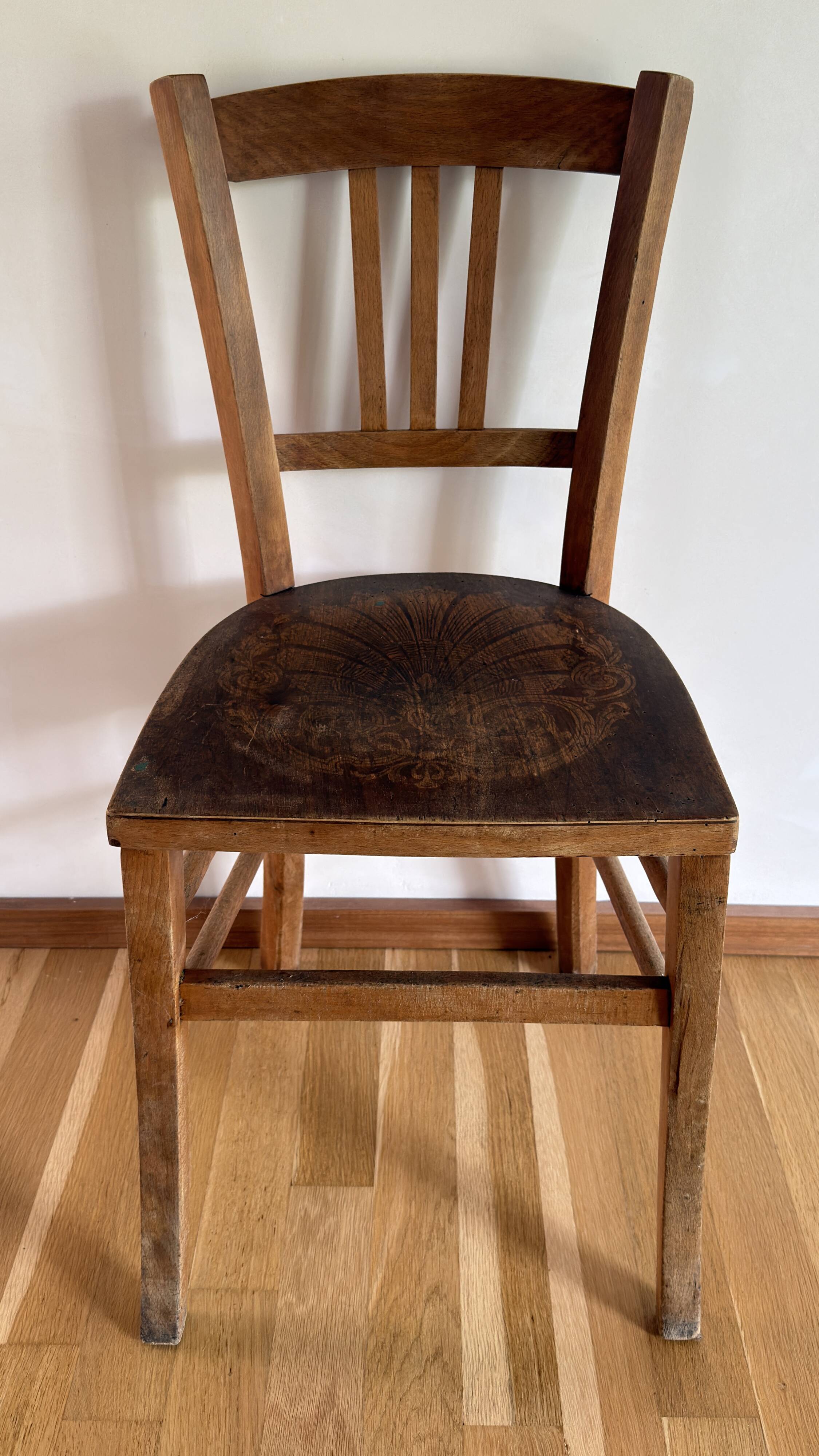 Chaise de bistrot en bois. estampillée luterma