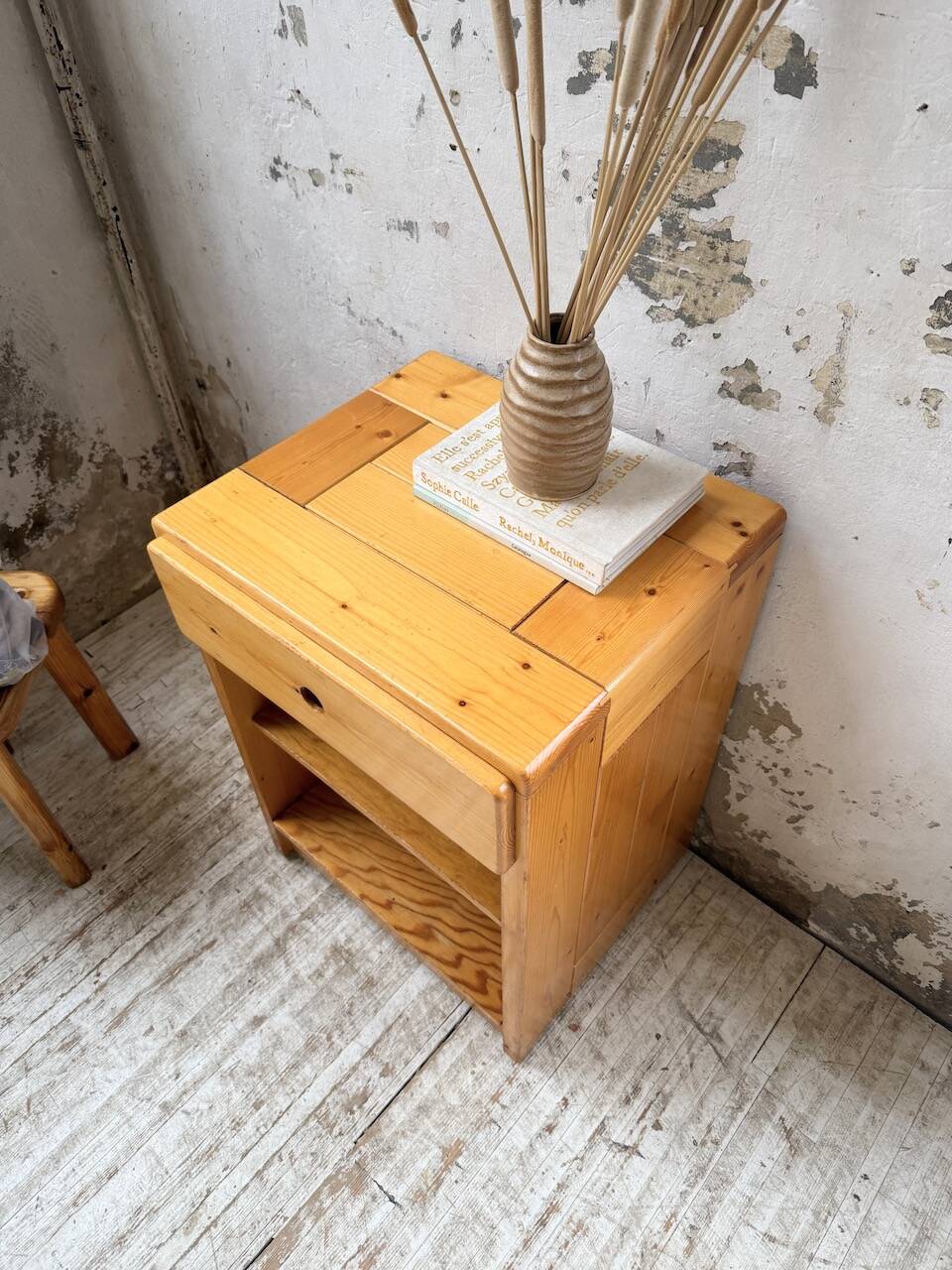 Chevet sélectionné par Charlotte Perriand pour Les Arcs