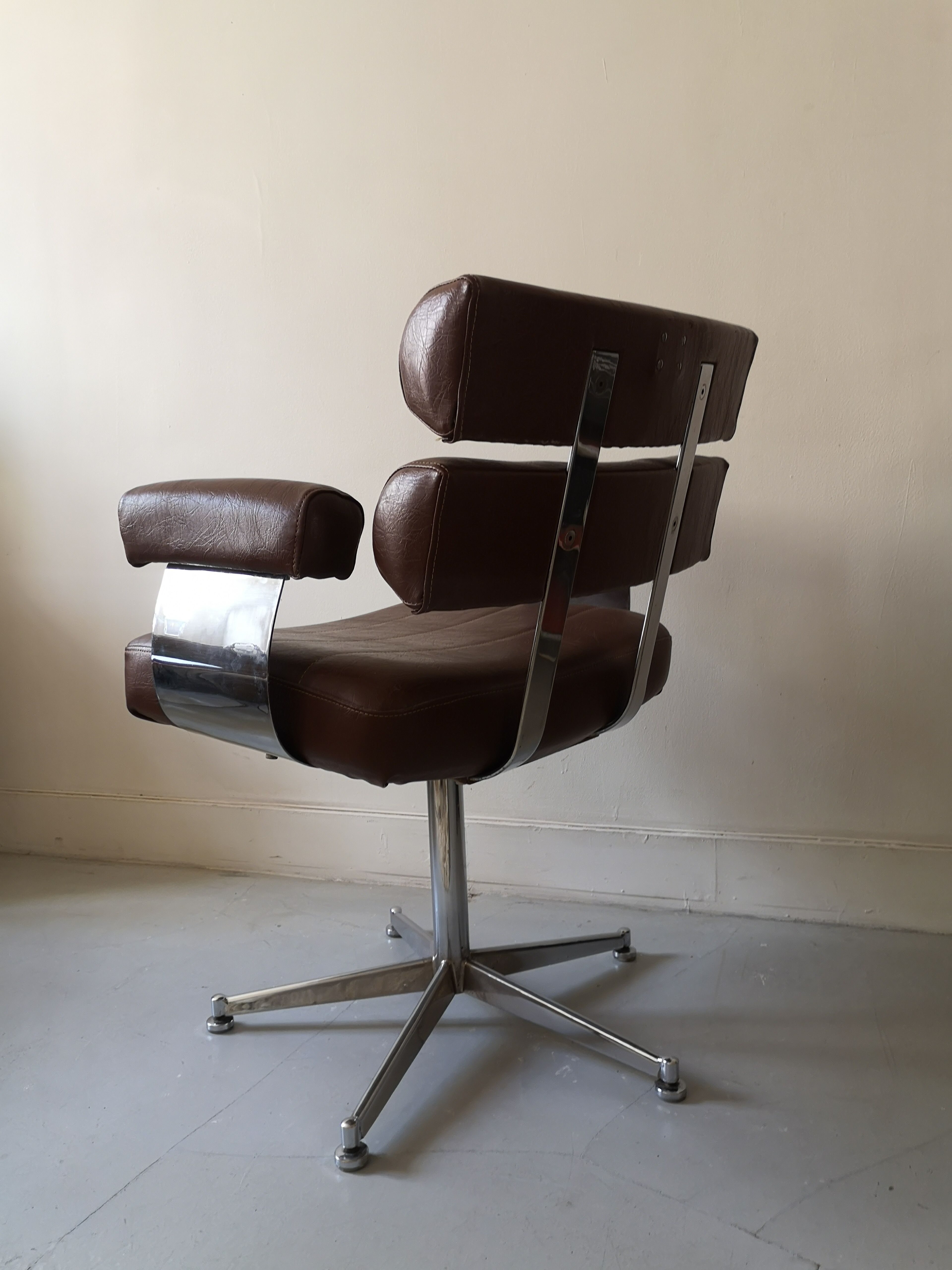 Office chair in skai and chrome, design year 70