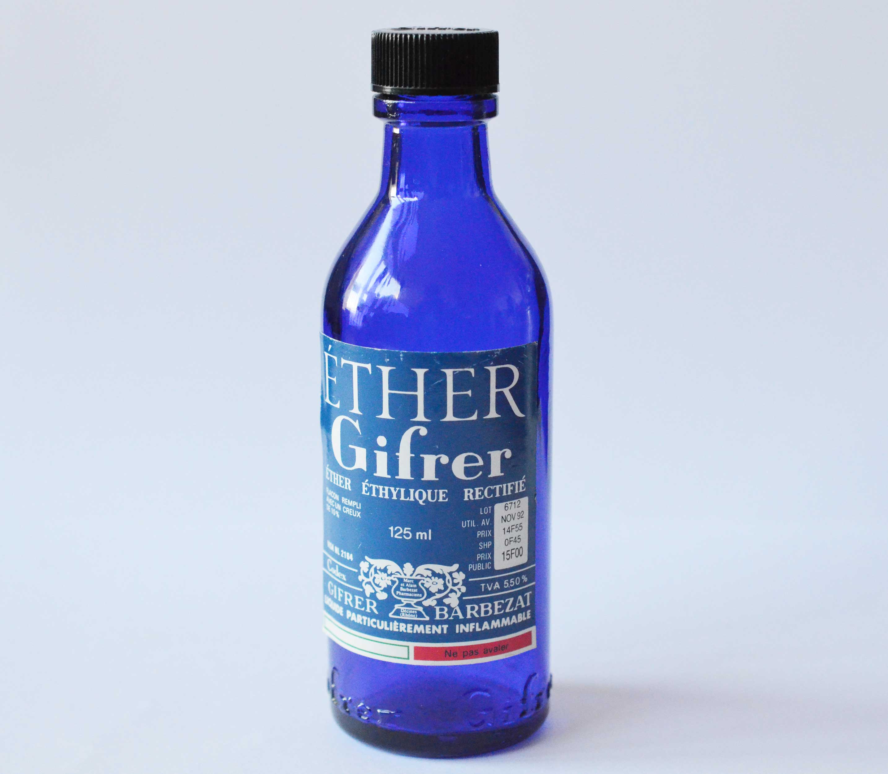 Flacon en verre bleu d'ether