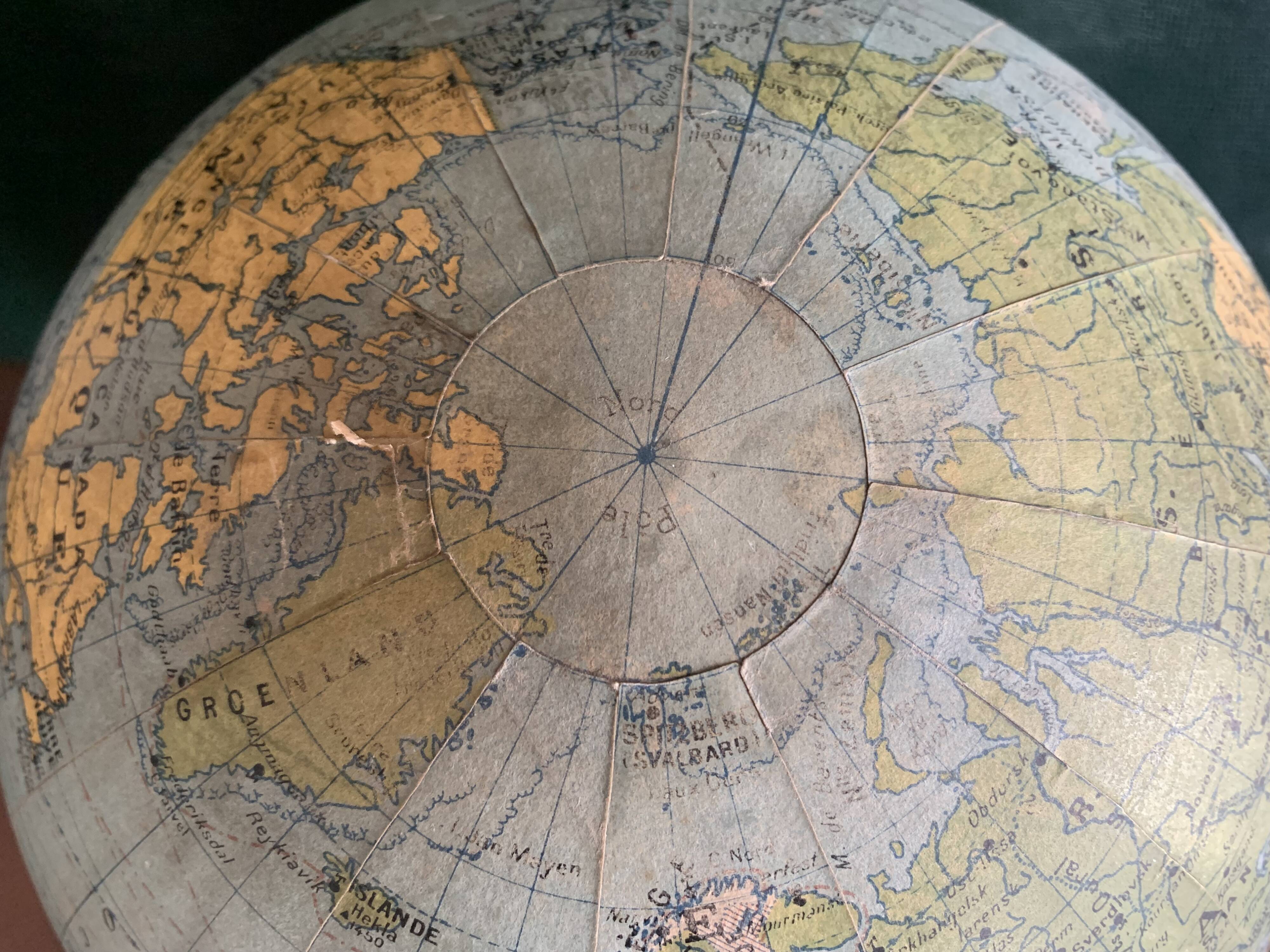 Globe terrestre en verre lumineux des années 30/40, V. Vindrinet, Paris