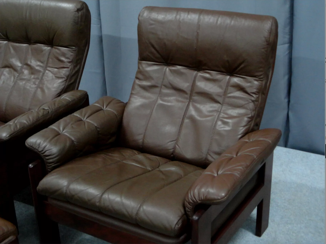 Pair of armchairs and ottoman in leather, 1970
