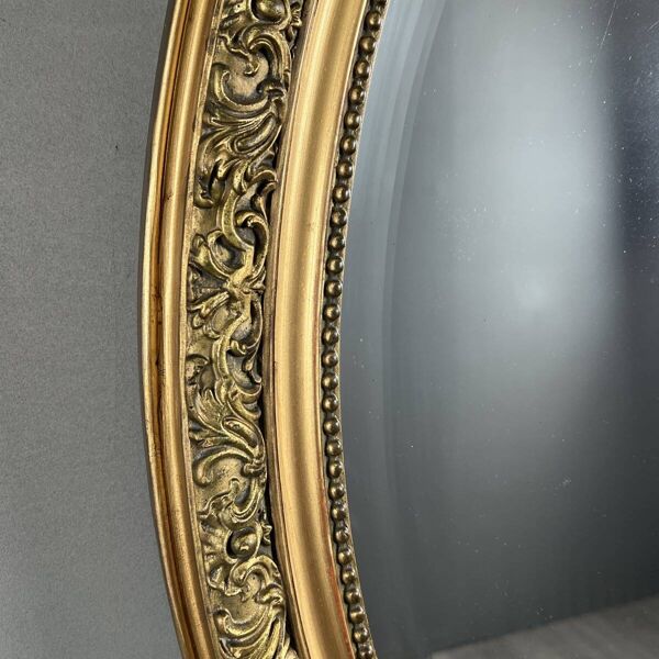 Miroir ovale en bois doré de style Louis XV, XIXe siècle