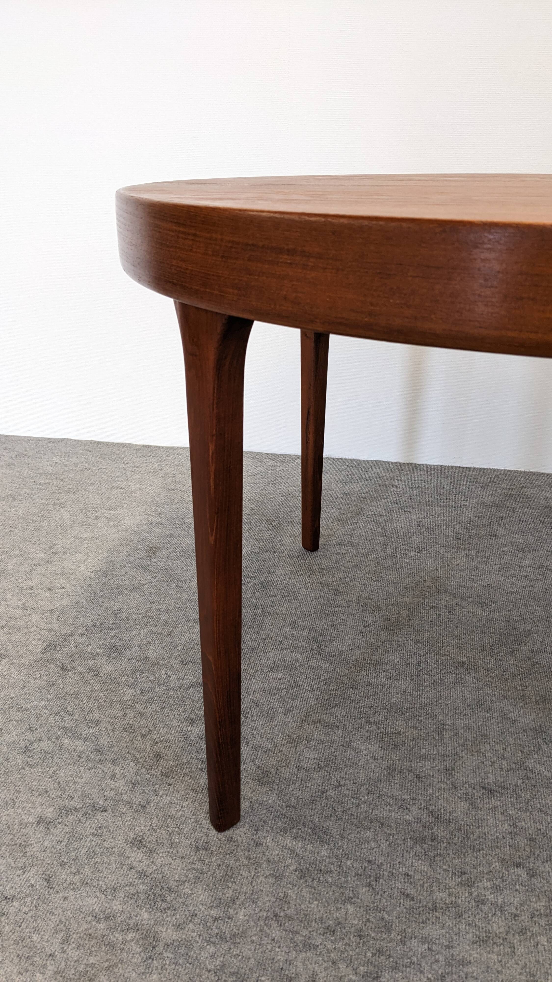 Table ronde extensible en teck de Oluf Theodor Larsen, Danemark vers 1970