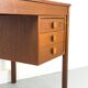 Petit bureau en teck avec trois tiroirs de Domino Møbler, années 1970.
