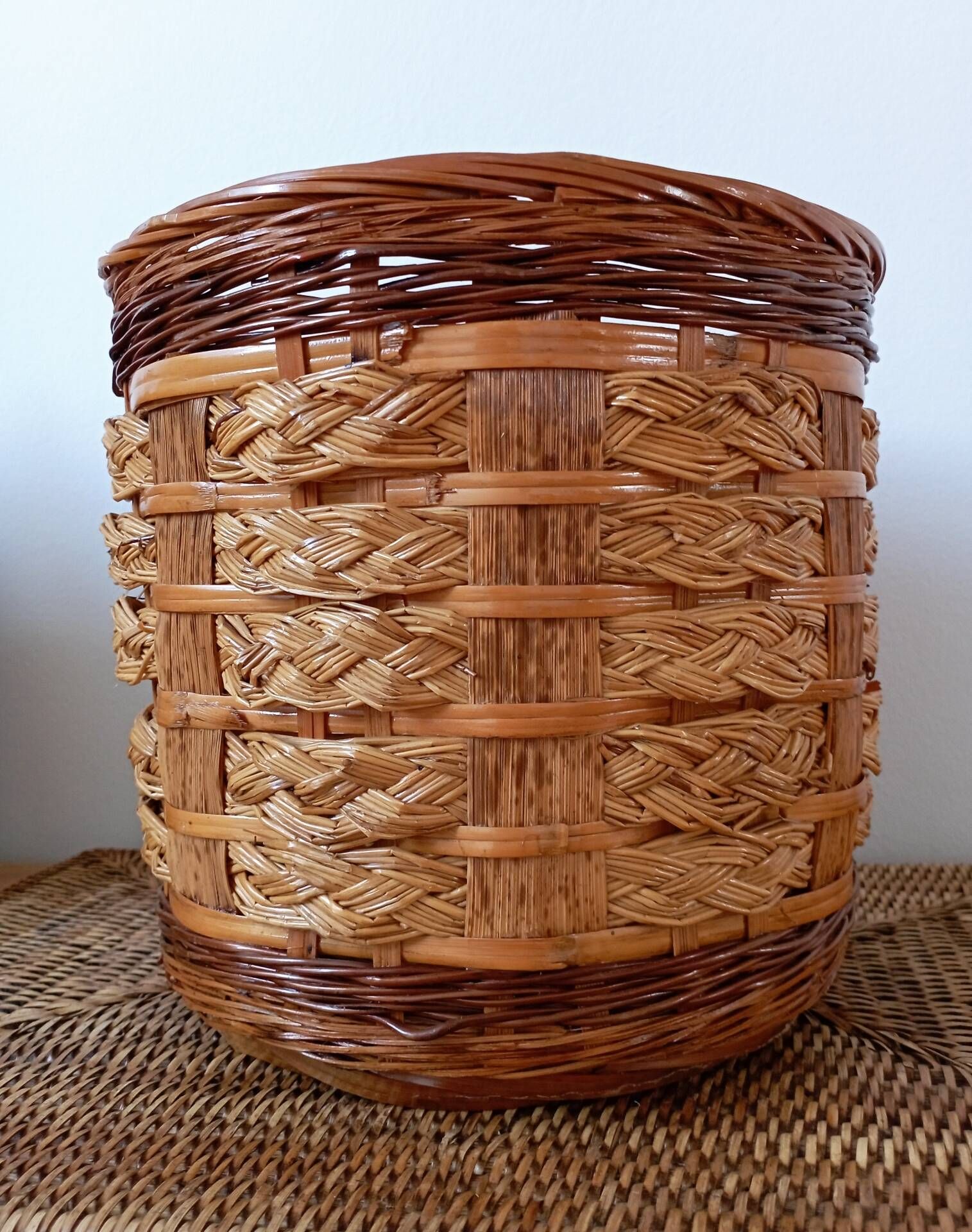 Vintage rattan and bamboo basket - Traditional weaving from China