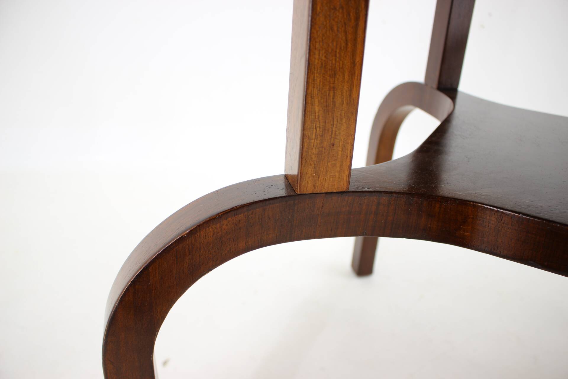 Table basse restaurée des années 1930 en noyer avec plateau en verre, Tchécoslovaquie