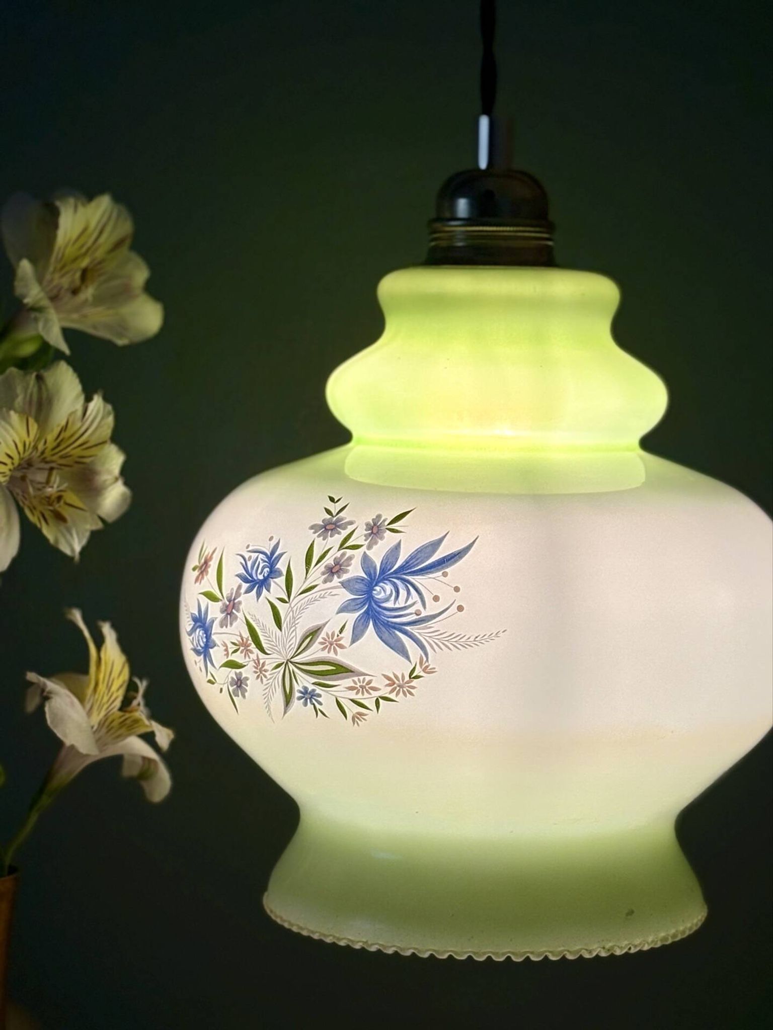 Vintage suspension globe in white and green opaline.